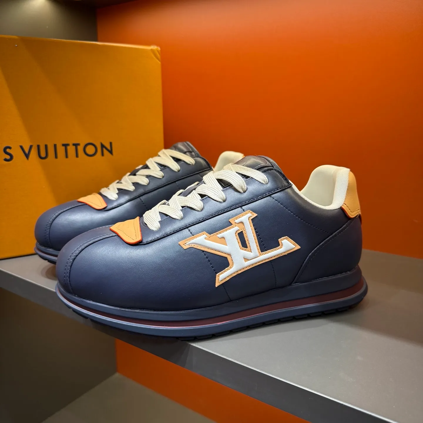 P540 Size 38-45 LV 🫏The colorful interpretation of BUTTERSOFT sneakers combines sheepskin, The colorful interpretation of LV BUTTERSOFT sneakers combines sheepskin and calfskin, bringing a super soft feel. Designed by Pharrell Williams, this '60s-inspired shoe features a padded upper that's been crafted by Louis Vuitton craftsmen to further enhance the comfort of the leather. In addition to the LV initials, it features multiple signatures, including natural leather trim and an embossed pattern of Pharrell Williams and lobster on the side, referencing the Fall/Winter 2025 men’s show. A must-have artifact for fashionistas✅